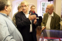 Hildemar Holl führt durch die Ausstellung im Stefan-Zweig-Centre