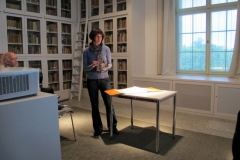 Dr. Bettina Zschiedrich mit Briefen Stefan Zweigs