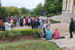 Unsere Gruppe unter der Skulptur "Der Denker"